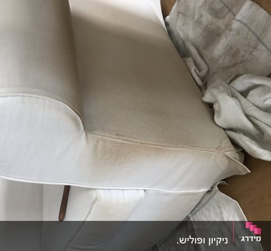 ספה בהירה עם כתמים ובד לניקוי
